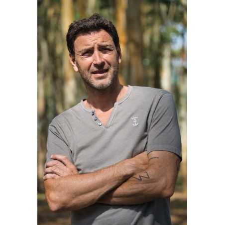 CAMISETA PICO BOTONES ESSENTIAL