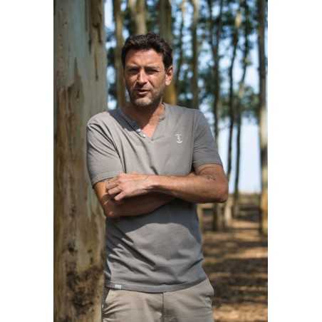 CAMISETA PICO BOTONES ESSENTIAL